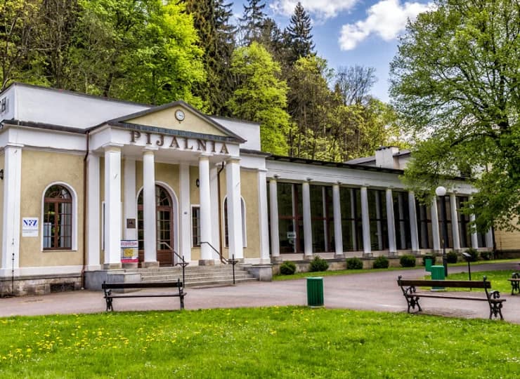 Niedaleko Pijalni Wód Mineralnych oraz malowniczych alejek spacerowych