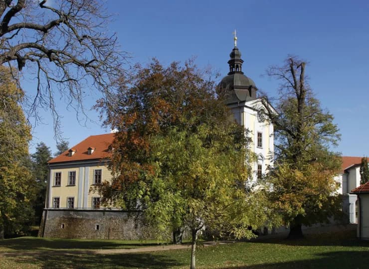 Zabytkowe zabudowania w sielskiej atmosferze