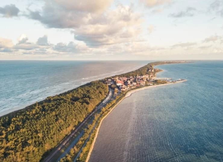 Piaszczyste plaże ciągną się tutaj długim pasem