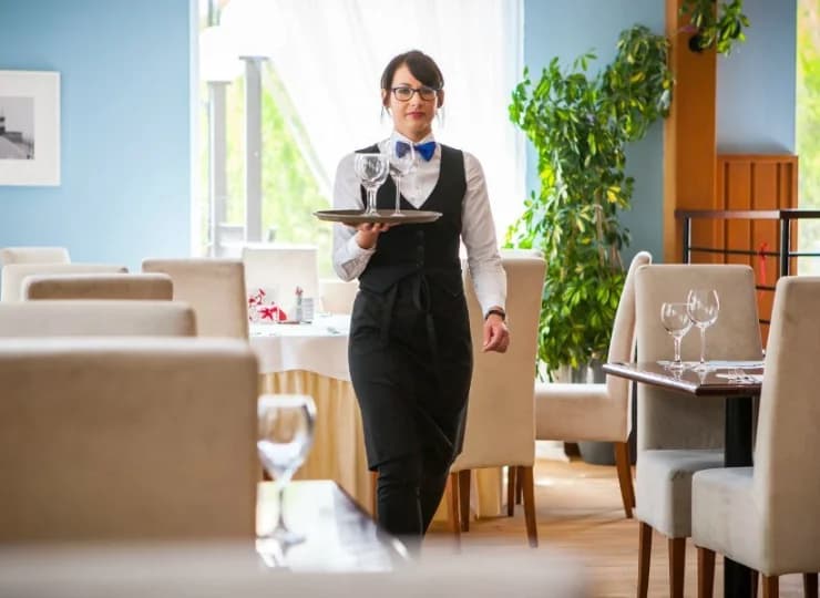 Sala restauracyjna sąsiaduje ze słonecznym tarasem