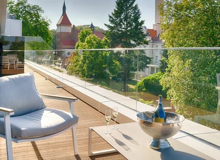 W niektórych pokojach znajduje się przestronny balkon