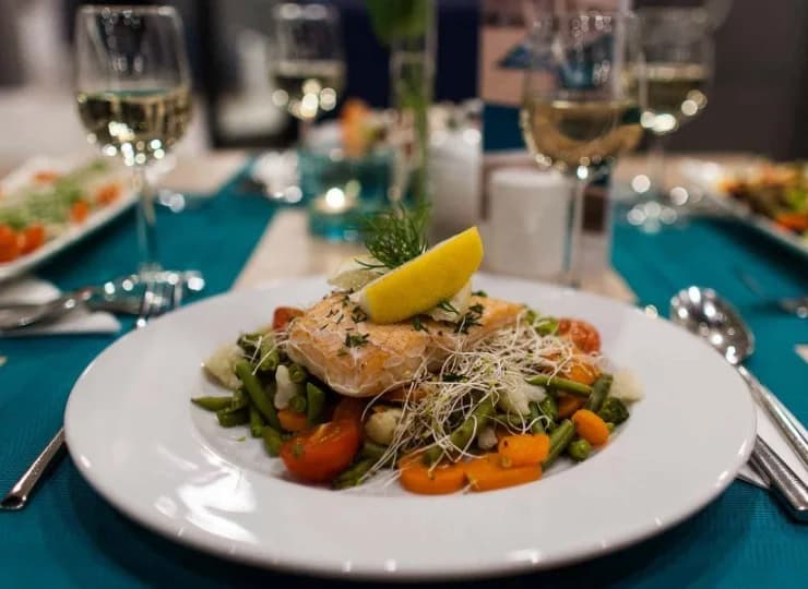 W menu restauracji znajdują się tradycyjne, polskie dania i świeże ryby