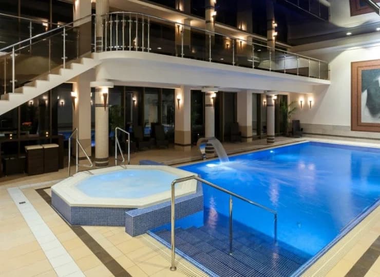 Obok wewnętrznego basenu w strefie wellness znajduje się jacuzzi