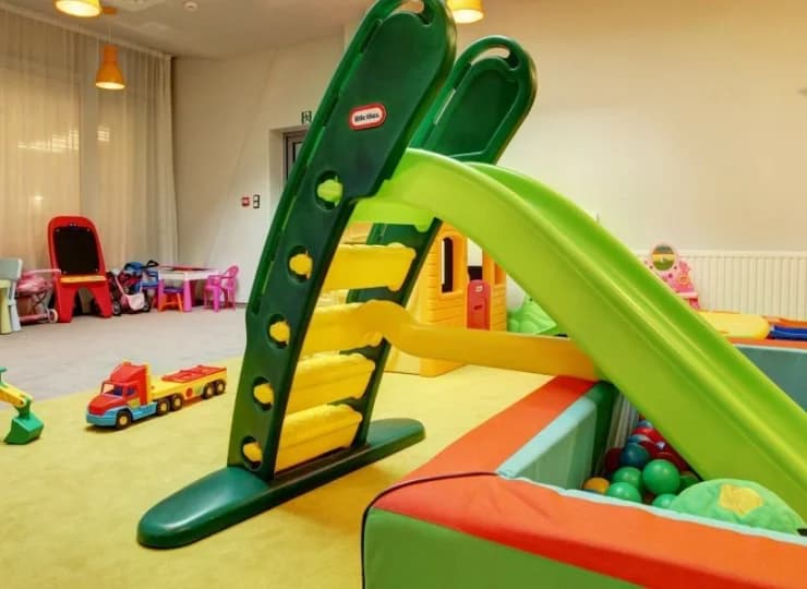 Znajduje się tu wiele ciekawych zabawek i basen z kuleczkami