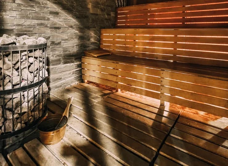 Goście mogą zrelaksować się w saunie oraz jacuzzi