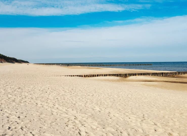 Plaża przy resorcie jest wyjątkowo szeroka