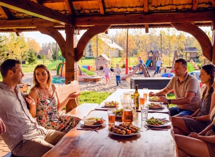 W pogodne dni można jeść także pod wiatą na zewnątrz