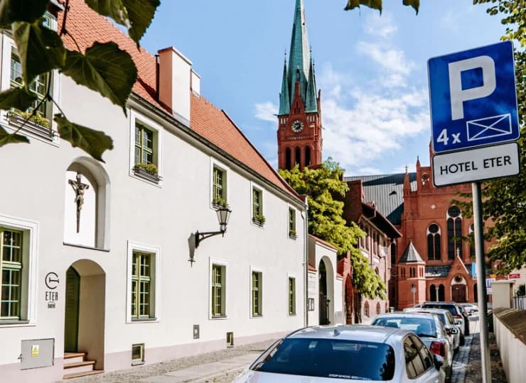 Goście mogą wypakować bagaże wprost przy hotelu, parking jest 100 m dalej