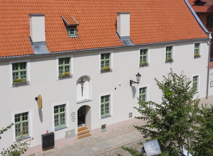 Zajmuje odrestaurowane zabytkowe skrzydło oraz nowo wybudowaną część