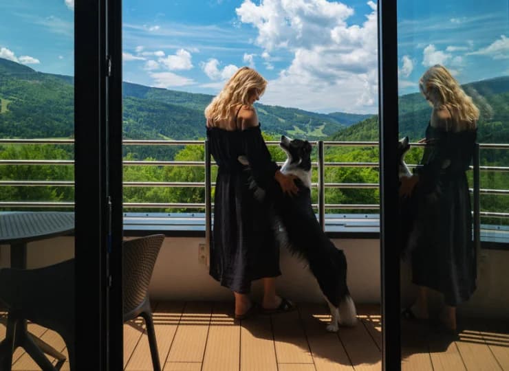 Nie wszystkie pokoje mają balkon, ale każdy ma widok na góry
