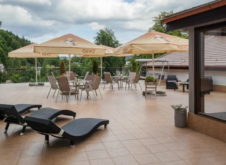 Wypoczynkowy taras zachęca do relaksu i kąpieli słonecznych