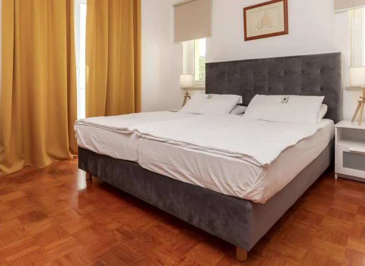 Apartament z widokiem na morze składa się z 2 sypialni oraz salonu