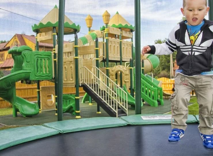W ogrodzie znajdują się dwa bezpieczne, certyfikowane place zabaw