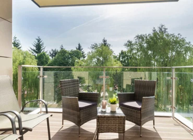 Dzięki wyjściu na balkon można rozkoszować się kawą na świeżym powietrzu