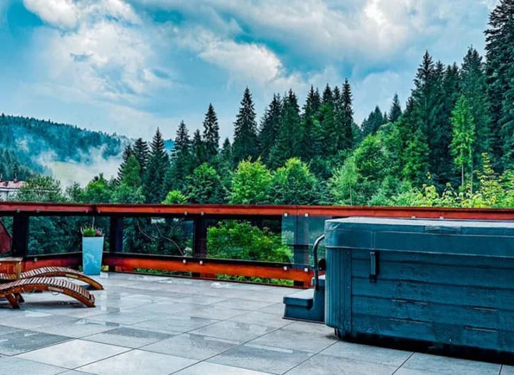 Na tarasie znajduje się nowe jacuzzi z widokiem na góry