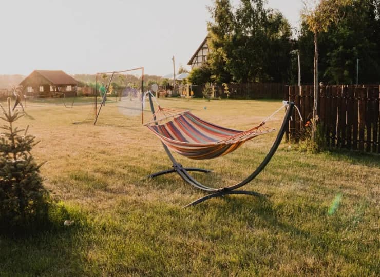 Zadbany ogród i sielska okolica sprzyjają relaksowi na świeżym powietrzu