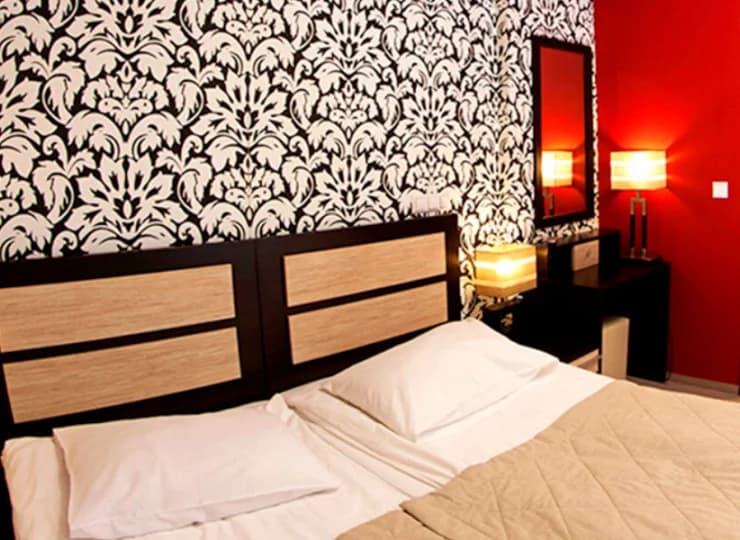 Apartament Standard składa się z salonu z toaletą i sypialni z łazienką