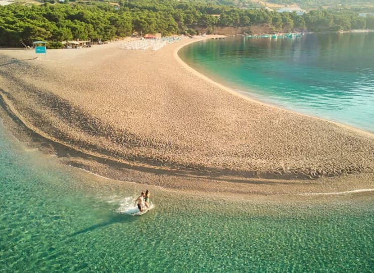 Kształt plaży zmienia się w zależności od ruchów fal i wiatru