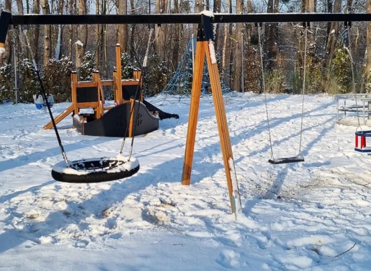 Plac zabaw na świeżym powietrzu pozwala na zabawę pośród jodu