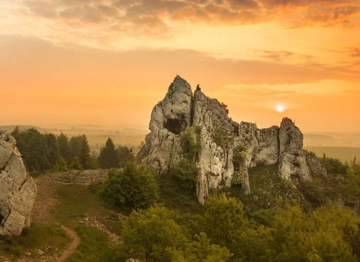 Hotel mieści się w sercu Jury Krakowsko-Częstochowskiej