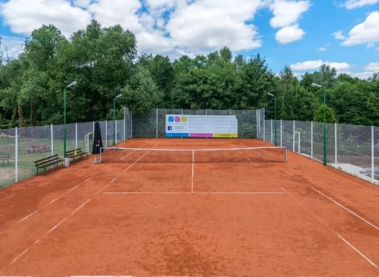 Na fanów sportu czeka kort tenisowy