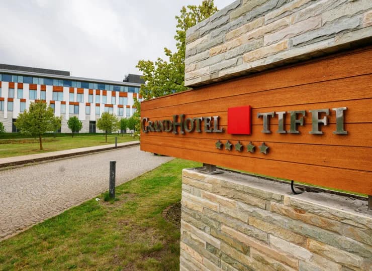 Hotel dysponuje pokojami z panoramicznym widokiem na ogród lub jezioro