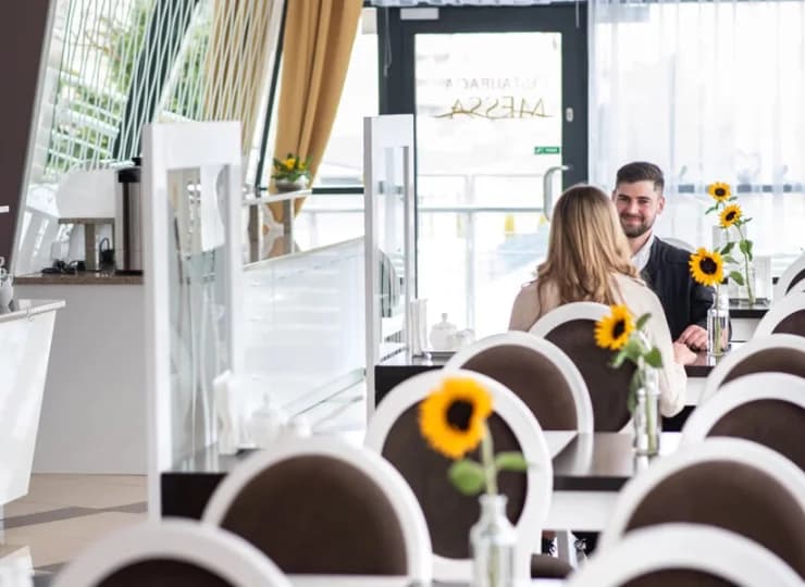 Restauracja serwuje potrawy kuchni międzynarodowej oraz polskiej