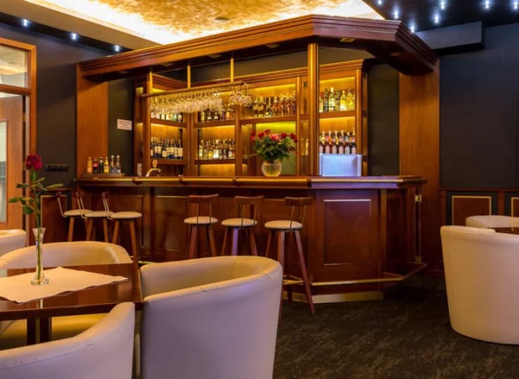 Przy restauracji mieści się kawiarnia z drink barem