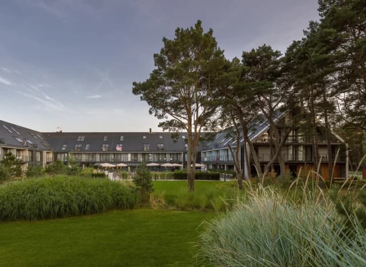 Saltic Resort & SPA Łeba otacza sosnowy las między morzem i jeziorem