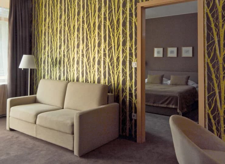 Pokój typu suite to sypialnia oraz salon z rozkładaną sofą