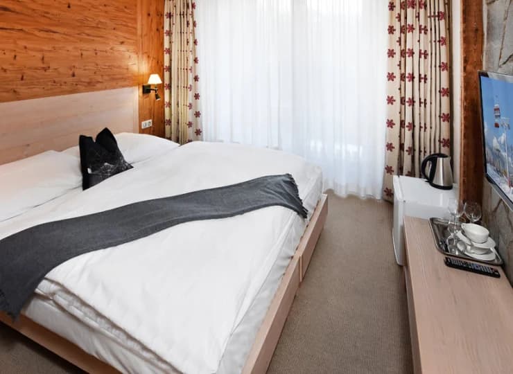 Pokój Lux jest wyposażony w minibar, czajnik, TV, wifi, ręczniki kąpielowe