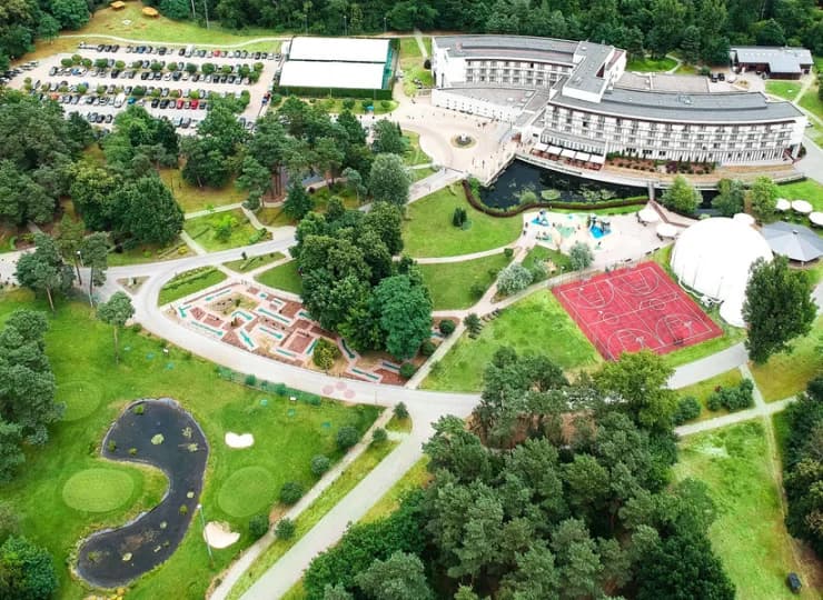 Hotel położony jest w otulinie Mazowieckiego Parku Krajobrazowego