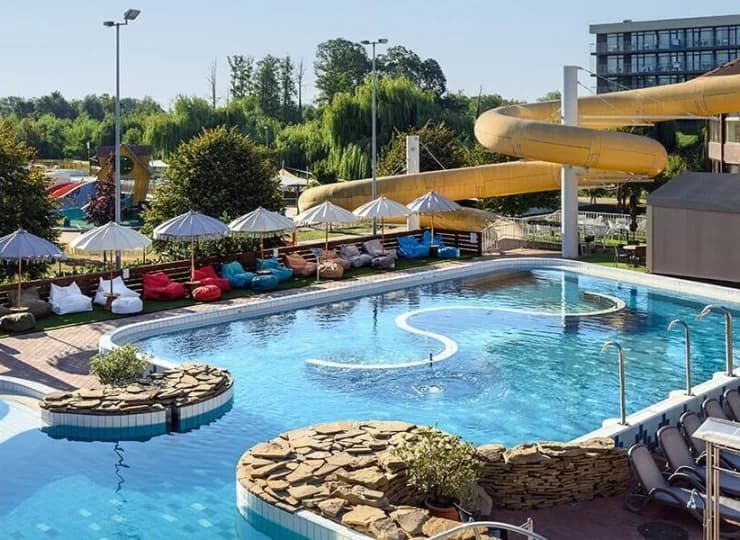 Hotel sąsiaduje bezpośrednio z kompleksem termalnym Zalakaros Spa