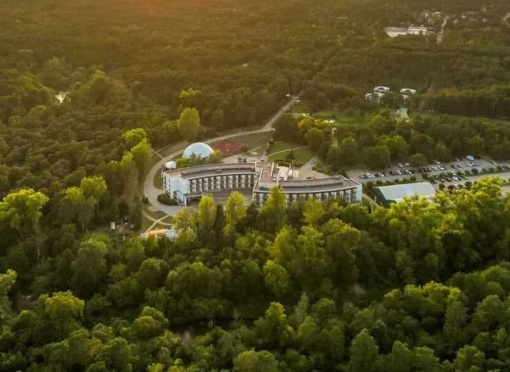 Hotel jest zanurzony w zieleni