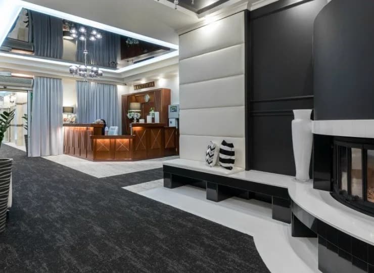 Recepcja hotelu służy pomocą przez całą dobę