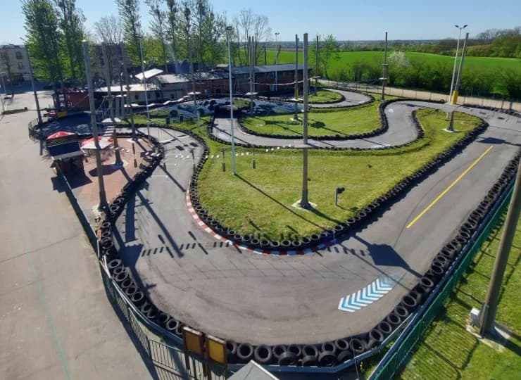 Na terenie obiektu znajduje się m.in. tor gokartowy i strzelnica