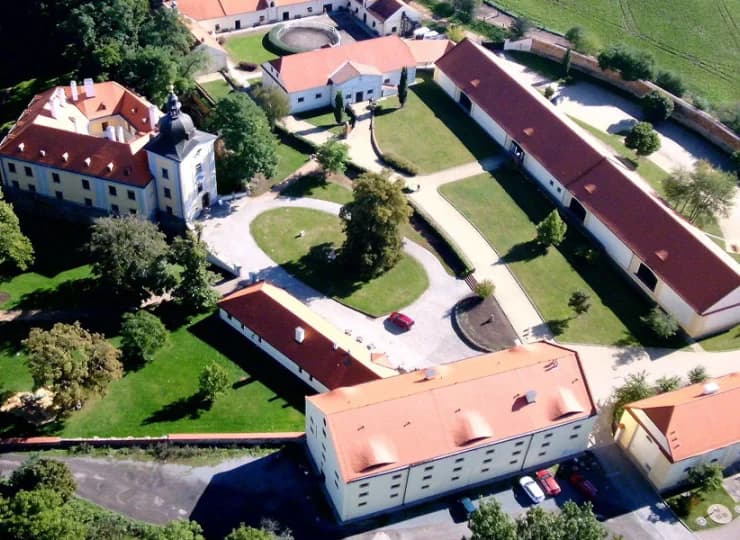 Hotel mieści się na terenie zamkowej posiadłości
