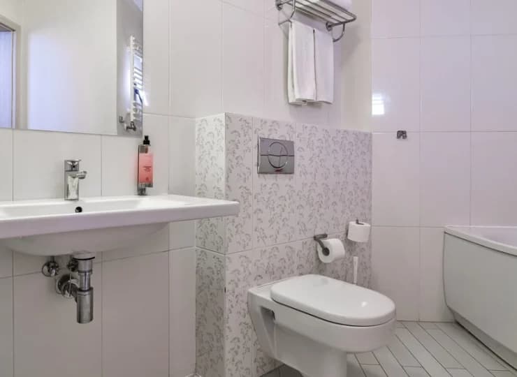 W niektórych łazienkach zainstalowana jest wanna, w innych prysznic