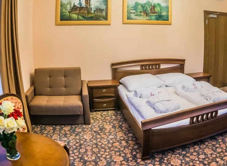 W pokoju mieści się dodatkowo rozkładany fotel