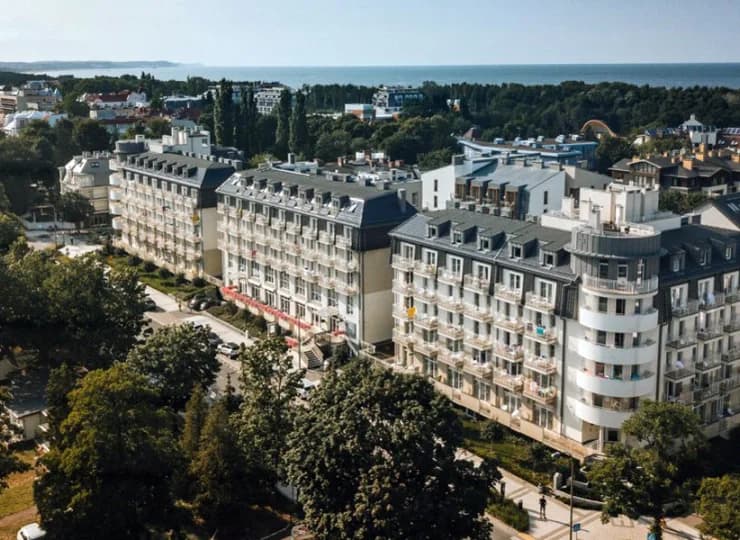 Nowoczesny obiekt mieści się w zielonej części Świnoujścia, 500 m od plaży