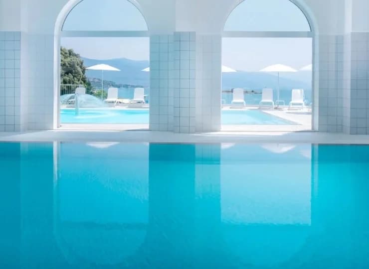 Hotel oferuje baseny kryte i zewnętrzne