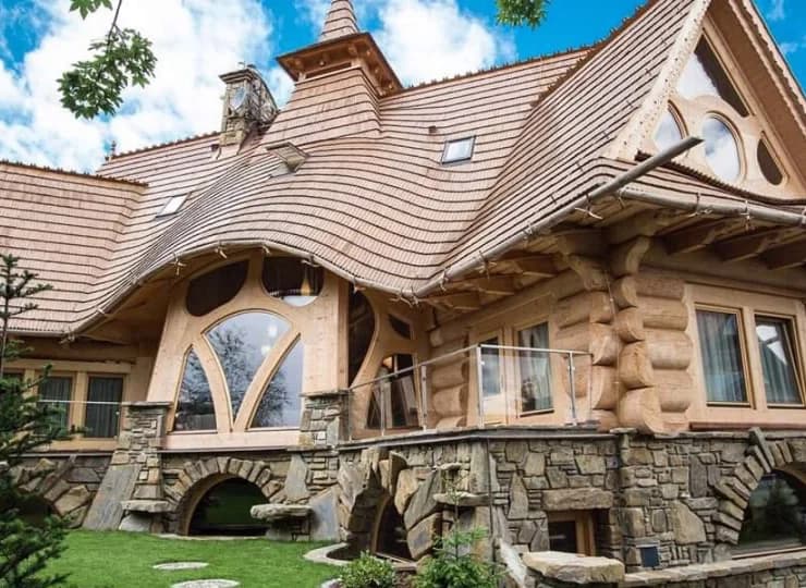 Tradycyjna architektura willi wpisuje się w lokalny klimat okolicy