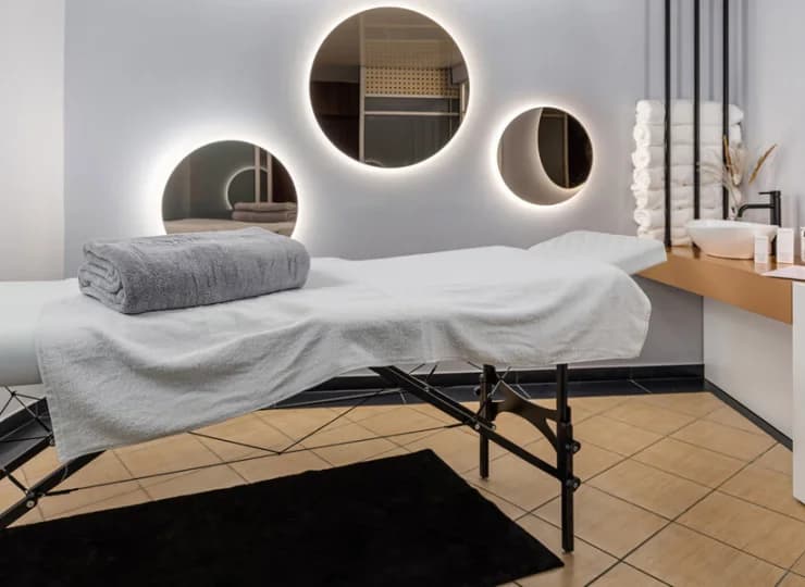 Tutejsze centrum SPA oferuje wybór zabiegów pielęgnacyjno-kosmetycznych