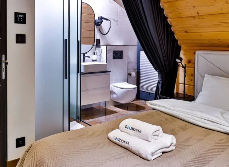 W domku 6-os. każda sypialnia posiada własną łazienkę i balkon