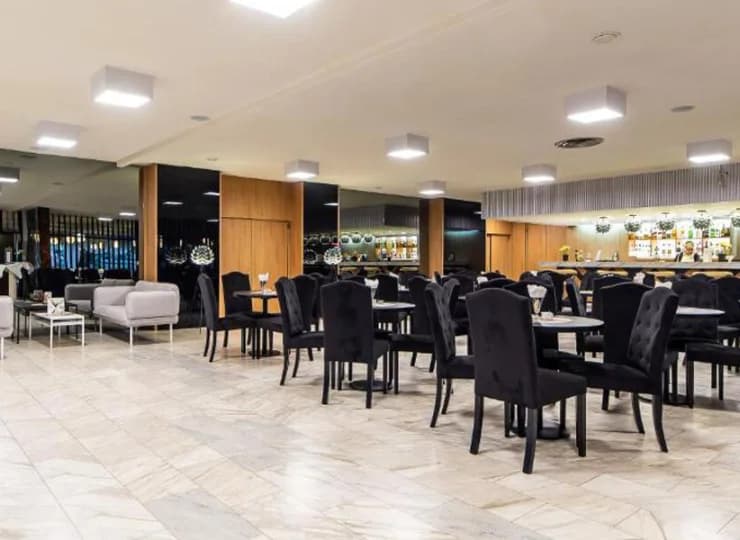 W restauracji codziennie są przygotowywane bufetowe śniadania i obiadokolacje