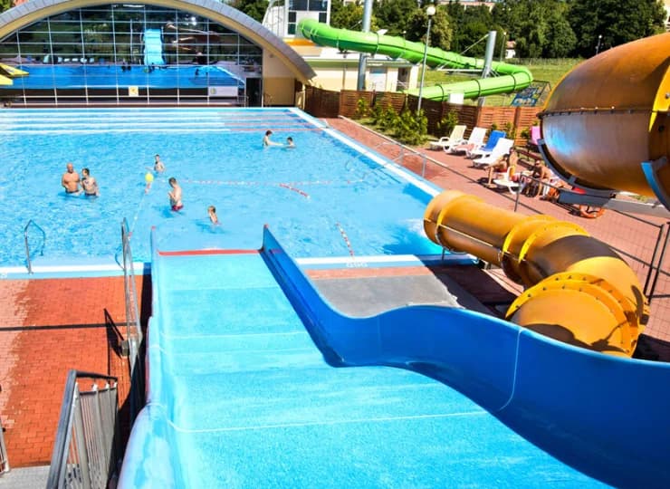 Latem aquapark oferuje zewn. strefę basenową ze zjeżdżalniami (400 m od resortu)