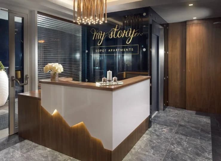 Wnętrza apartamentowca są utrzymane w eleganckim stylu