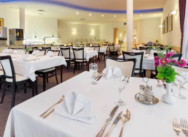 Hotel dysponuje dwiema salami restauracyjnymi