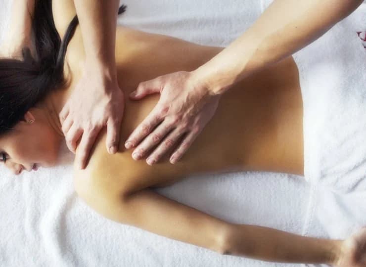 Dostępna jest tu szeroka oferta masaży i zabiegów rehabilitacyjnych