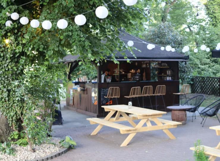 Są tutaj miejsca, by odpocząć z drinkiem pośród zieleni